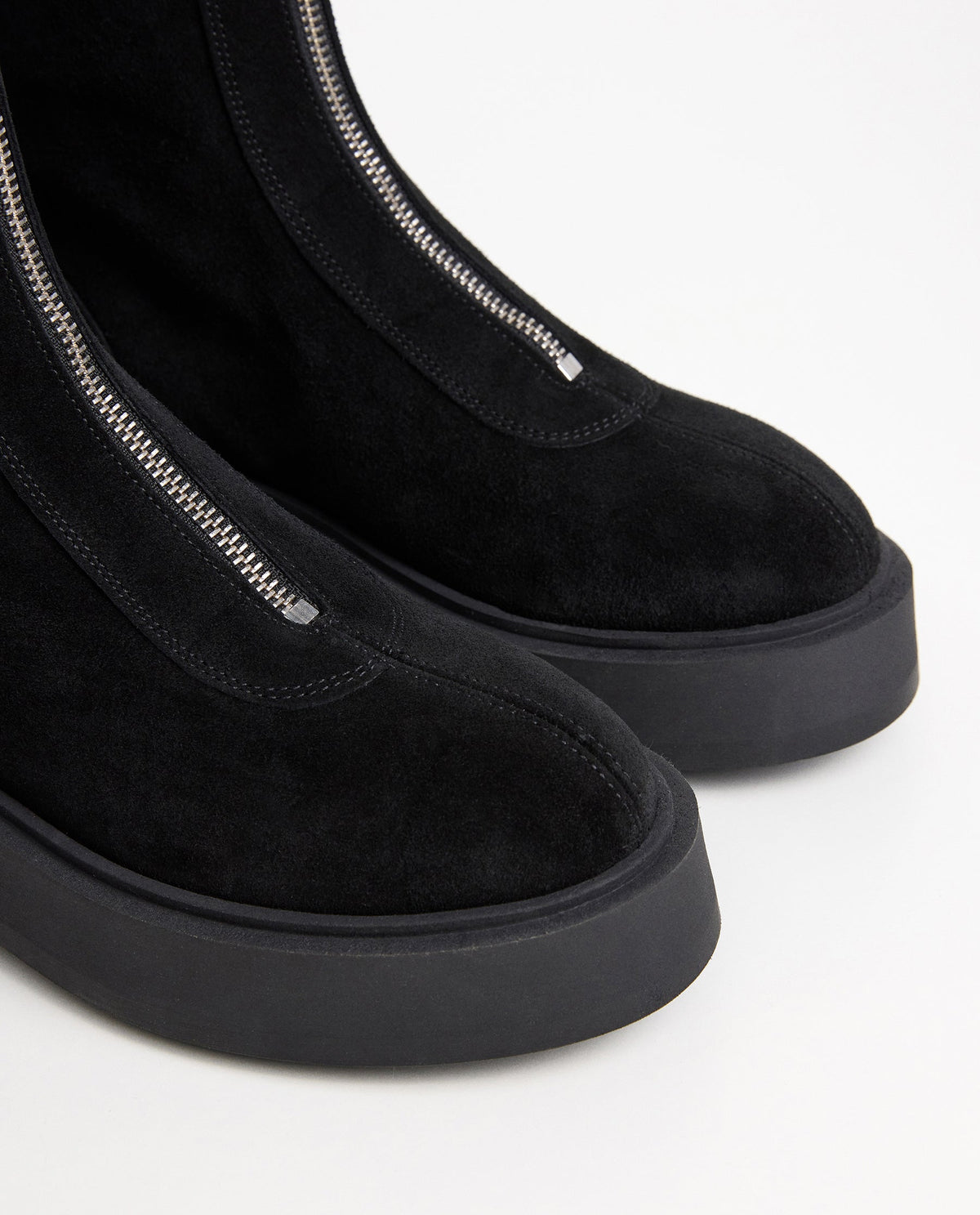 Alma Suede Black