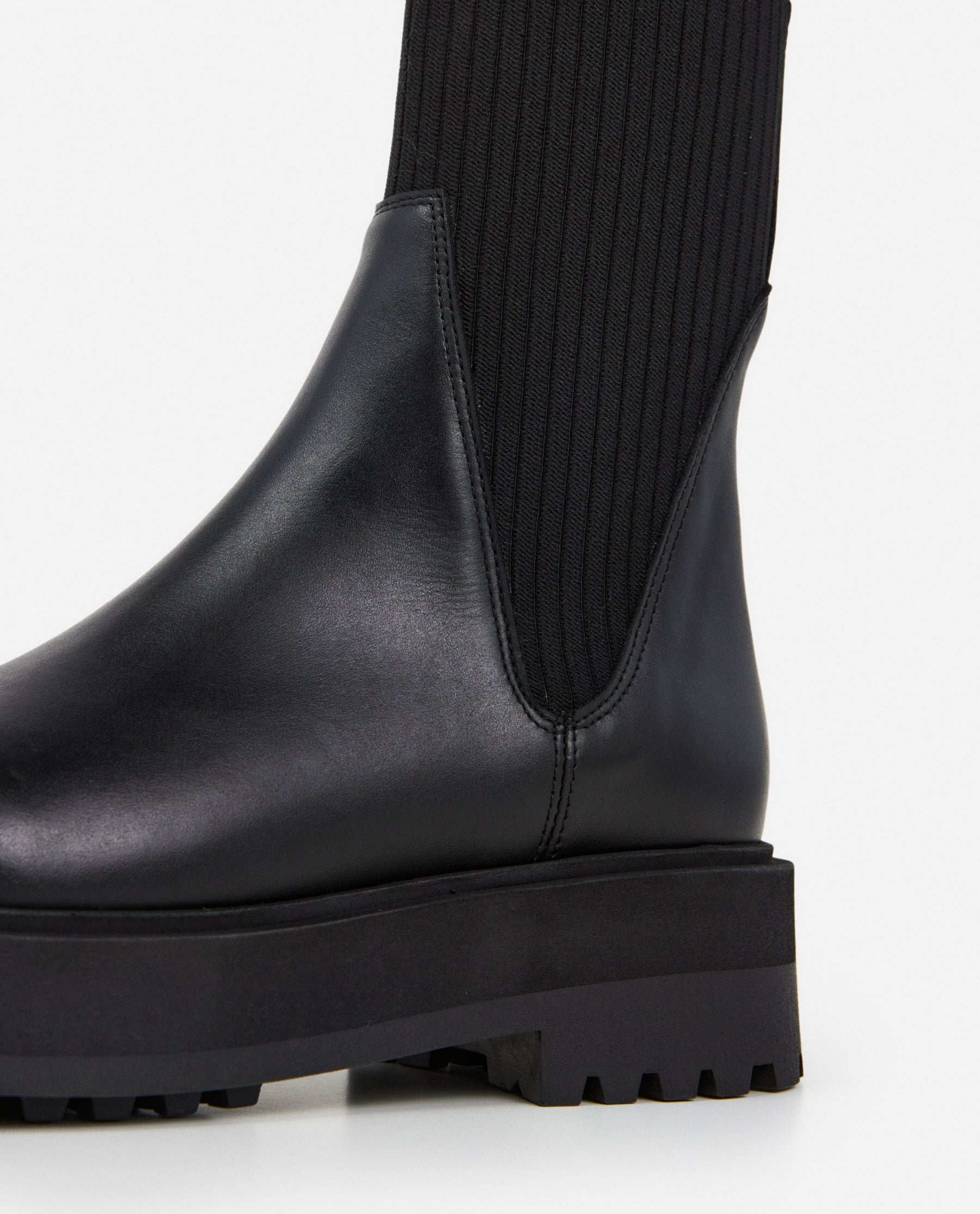 Aurora Leather Black